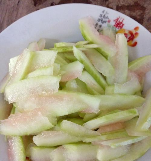 糖醋西瓜皮的美食烹饪技巧（西瓜皮美食的新尝试——糖醋西瓜皮做法）
