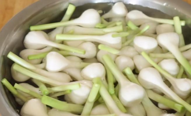 糖醋蒜掰，口感酥脆鲜香（手把手教你制作美味糖醋蒜掰）