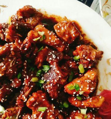 轻松学会糖醋排骨虎皮蛋的做法（充满口感的美食体验）