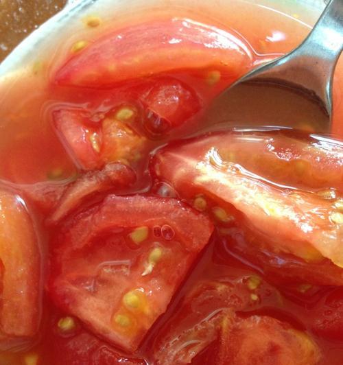 用白砂糖拌西红柿的美味做法（快来尝尝家常口感的西红柿沙拉吧）