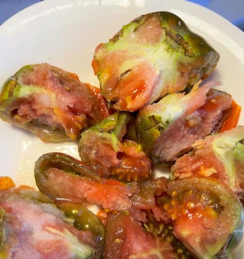 美味可口的糖拌三色柿子（学会制作糖拌三色柿子）