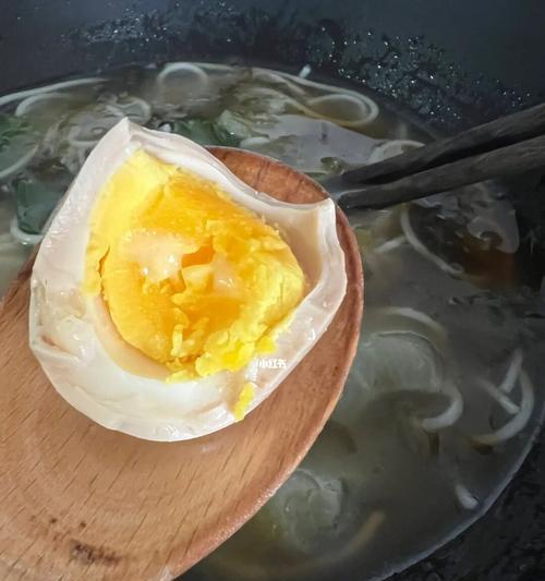 用日式方法做出完美的溏心蛋（掌握制作技巧）