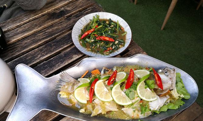泰式青柠檬蒸鱼，一道美味健康的佳肴（用青柠檬的清香搭配鲜美的鱼肉）
