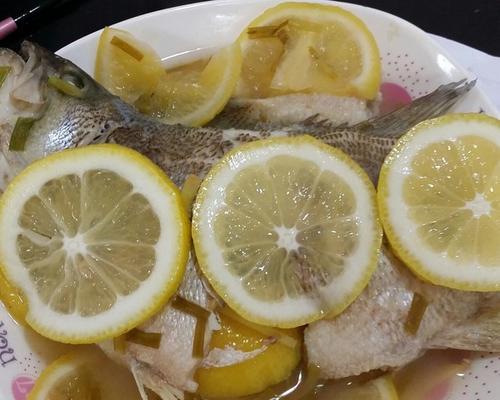 泰式柠檬蒸鱼的做法（15个步骤教你轻松做出美味的泰式柠檬蒸鱼）