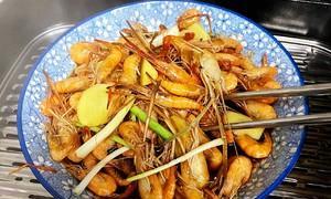泰式酱油蒸太阳虾，一道美味可口的泰式海鲜料理（用新鲜太阳虾搭配独特的泰式酱油）
