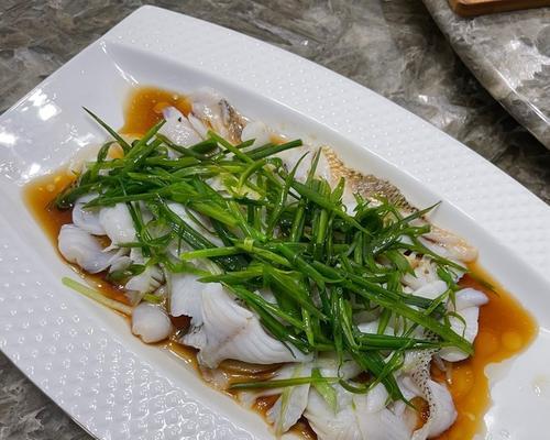 以泰酱泡泡鲈鱼，鲜嫩多汁的美味佳肴（一步步教你打造口感的泰式美食）