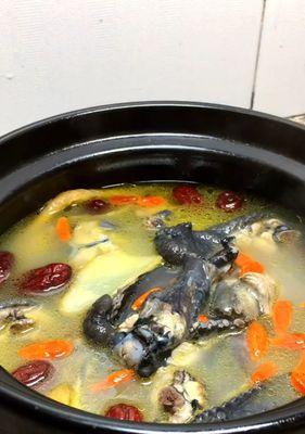 一碗暖身宝——以泰国椰王乌鸡汤为主题的健康烹饪（品尝香浓暖胃养颜健康入口）
