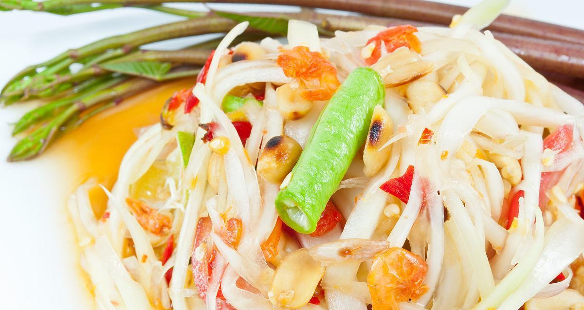 泰式木瓜沙拉做法、泰国特色食材、美食制作技巧（泰式木瓜沙拉做法）