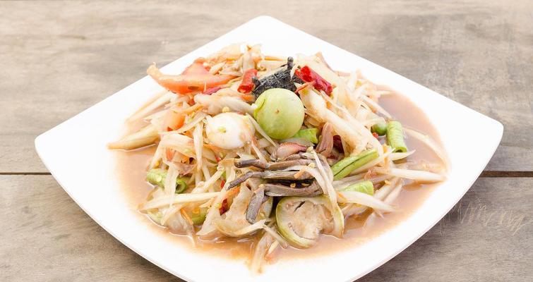 泰式木瓜沙拉做法、泰国特色食材、美食制作技巧（泰式木瓜沙拉做法）