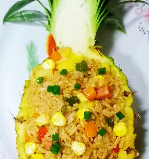 泰国菠萝炒饭，开启味蕾之旅（用新鲜的菠萝和香浓的咖喱调制出的美味佳肴）