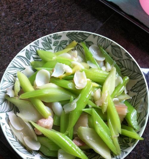 酸辣西芹的做法及口感介绍（健康美味的清凉佳品）