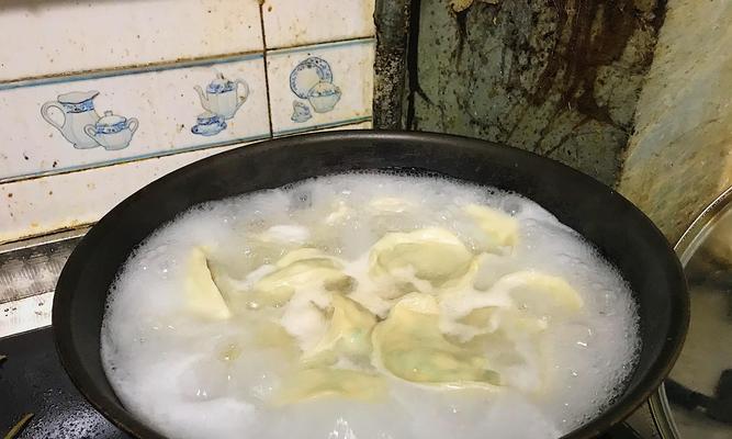 酸辣汤水饺的制作方法与技巧（学习制作酸辣汤水饺）