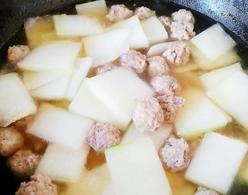 酸辣生汆肉丸汤的制作方法（传统美味）