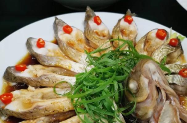 酸辣清蒸鱼的制作方法（一道鲜美健康的家常菜）