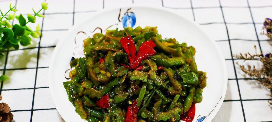 健康美味的酸辣苦瓜片，美味可口的家常美食（健康美味的酸辣苦瓜片）