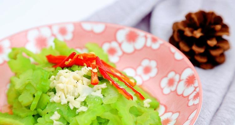 健康美味的酸辣苦瓜片，美味可口的家常美食（健康美味的酸辣苦瓜片）