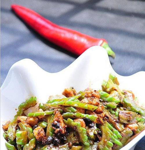 健康美味的酸辣苦瓜片，美味可口的家常美食（健康美味的酸辣苦瓜片）