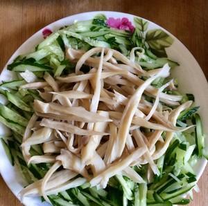 酸辣蕨根粉拌黄瓜丝，清爽美味解暑佳品（用清爽的酸辣调味品打造一道夏日必备菜品）