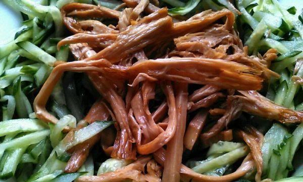 酸辣蕨根粉拌黄瓜丝，清爽美味解暑佳品（用清爽的酸辣调味品打造一道夏日必备菜品）