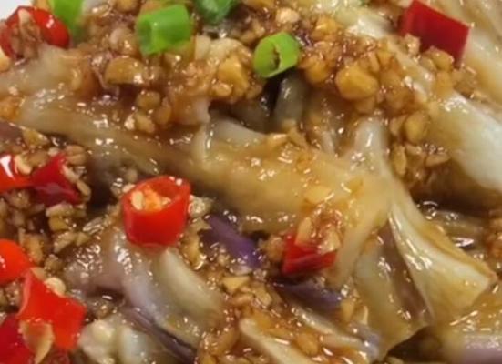 酸辣酱汁茄子的制作（口感鲜美）