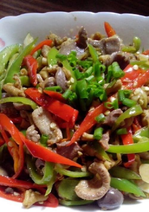 酸辣鸡肾的制作方法（打造美味健康的鸡肾佳肴）
