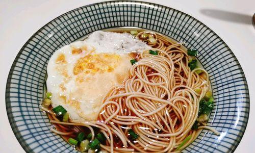 酸辣鸡蛋面——让你口感瞬间爆棚（家庭版制作大揭秘）