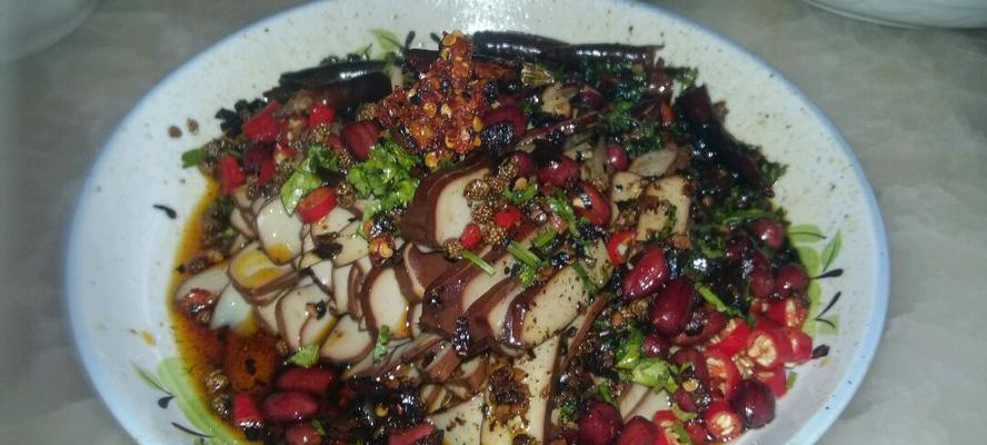 学会酸辣鸡蛋干的制作，让你做出口感的美食（酸辣鸡蛋干的简单做法和经验分享）