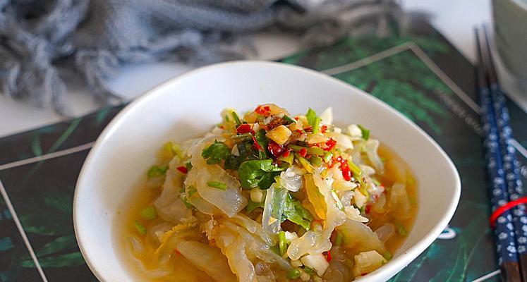 酸辣海蜇丝，一道美味佳肴（以海蜇丝为主材）