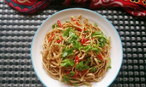 酸辣豆腐丝的制作方法（家常美食丰富口味）