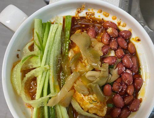 酸辣寸仔肠，美味又开胃（教你轻松制作道地酸辣口感的寸仔肠）