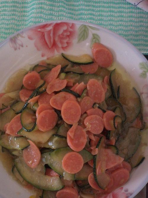 酸黄瓜炒火腿，美味又简单（用酸黄瓜调味）