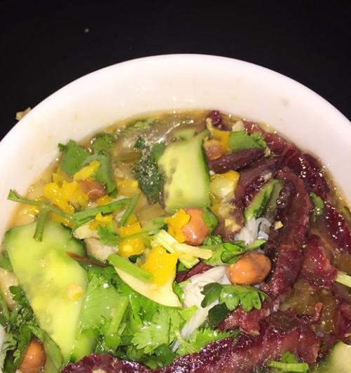 以酸粉为主料，制作美味佳肴的做法大全（探究酸粉在不同菜品中的应用方法）