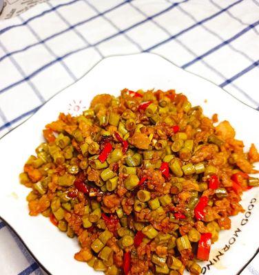 口感鲜美的酸豆角炒猪小肠（用家常做法烹饪）
