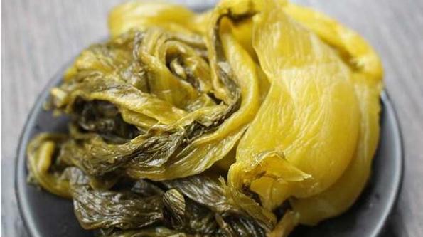 酸菜油梭子馅饼制作秘籍（学会这些技巧）