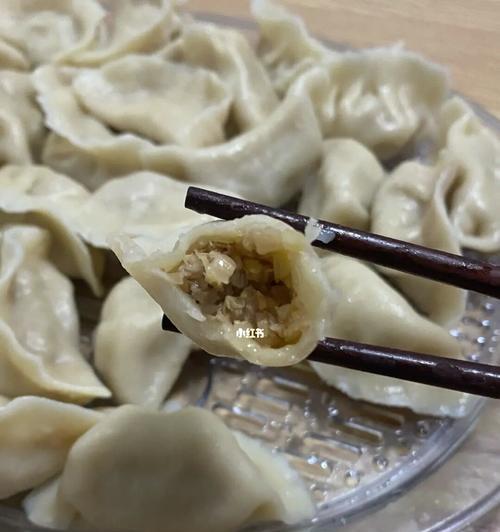 三彩白玉酸菜水饺的制作方法（让你在家也能品尝到正宗的酸菜水饺美味）