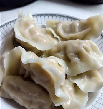 三彩白玉酸菜水饺的制作方法（让你在家也能品尝到正宗的酸菜水饺美味）