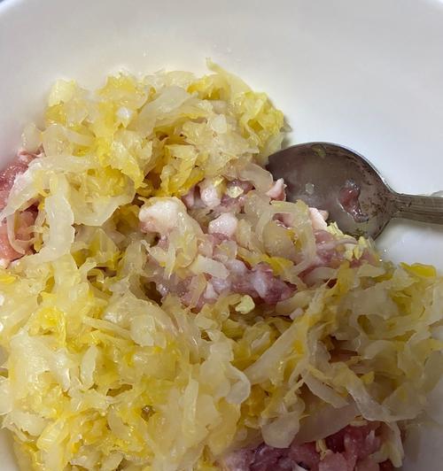 手把手教你做酸菜肉包子（口感香糯）