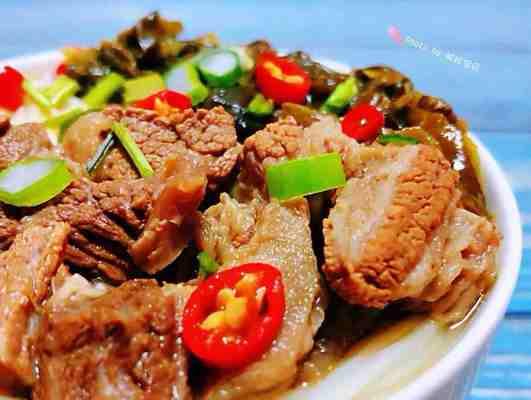 手把手教你做正宗酸菜牛肉面（家庭厨房也能轻松搞定）