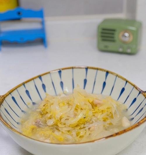 酸菜煎蛋面，美味与健康共存的佳肴（营养丰富）