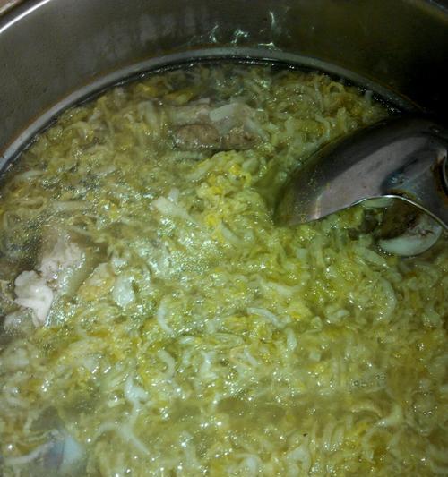 酸菜脊骨汤的美味做法（家常做法分享）
