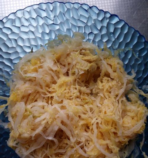 酸菜粉条五花肉的制作技巧（清爽可口）