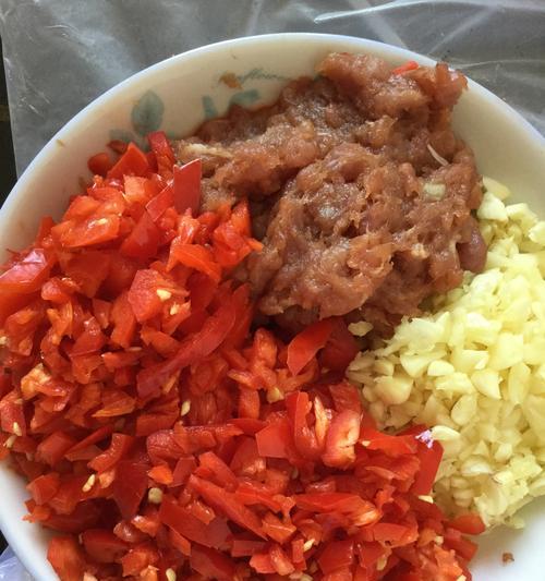 一道美味酸辣的酸菜剁椒炒肉末做法（打造家庭美食）