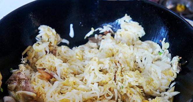 酸菜炖土豆，酸辣鲜美（传统家常菜的做法与技巧）