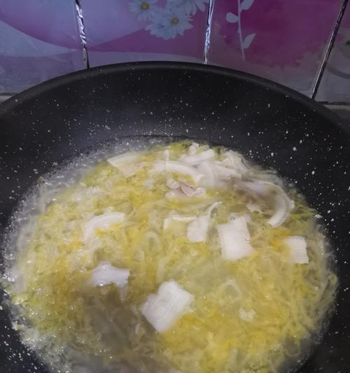 酸菜白肉粉条的家常做法（让你在家也能吃到地道的重庆小面）