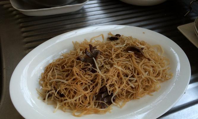 以素斋为主题的炒粉丝做法（新颖又美味的炒粉丝佳肴）