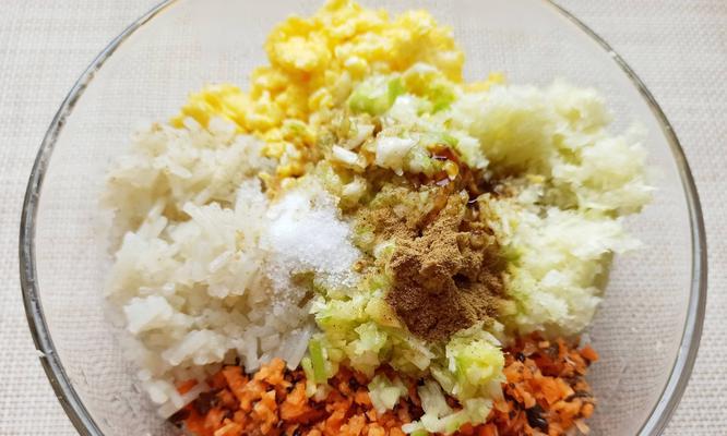 手把手教你制作素馅大饺子（家庭制作经典美食）