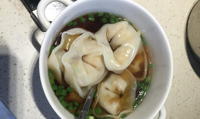 自制素馅版馄饨的做法（让你在家也能轻松做出美味的素馅馄饨）