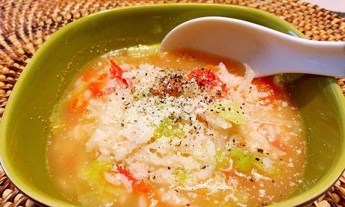 美味可口的素汤饭（以新鲜蔬菜为原材料）