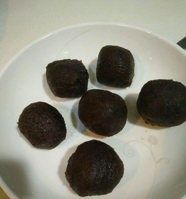 手把手教您做双色豆沙包（让家里的小餐桌充满童趣）