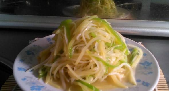 双色炒丝——美味健康的素食佳肴（用鲜蔬水果打造双色美味）